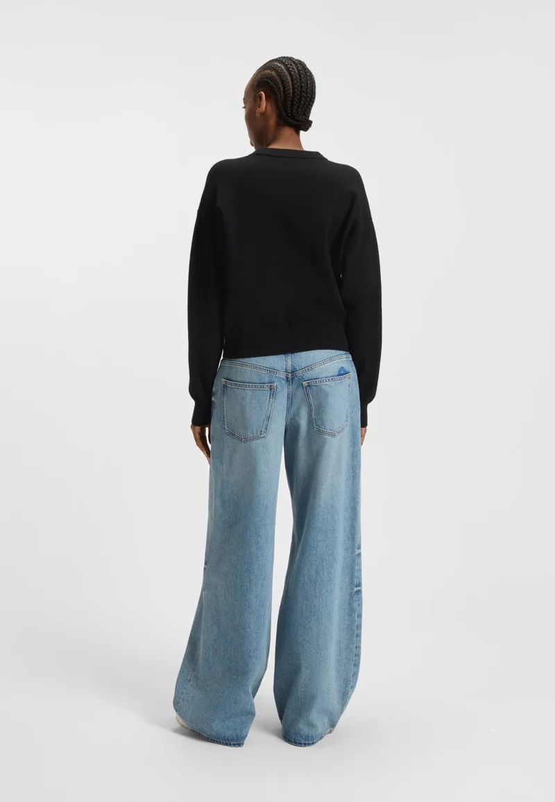 هوجو كنزة محبوكة بقصة مريحة وشعار بخيوط معدنية