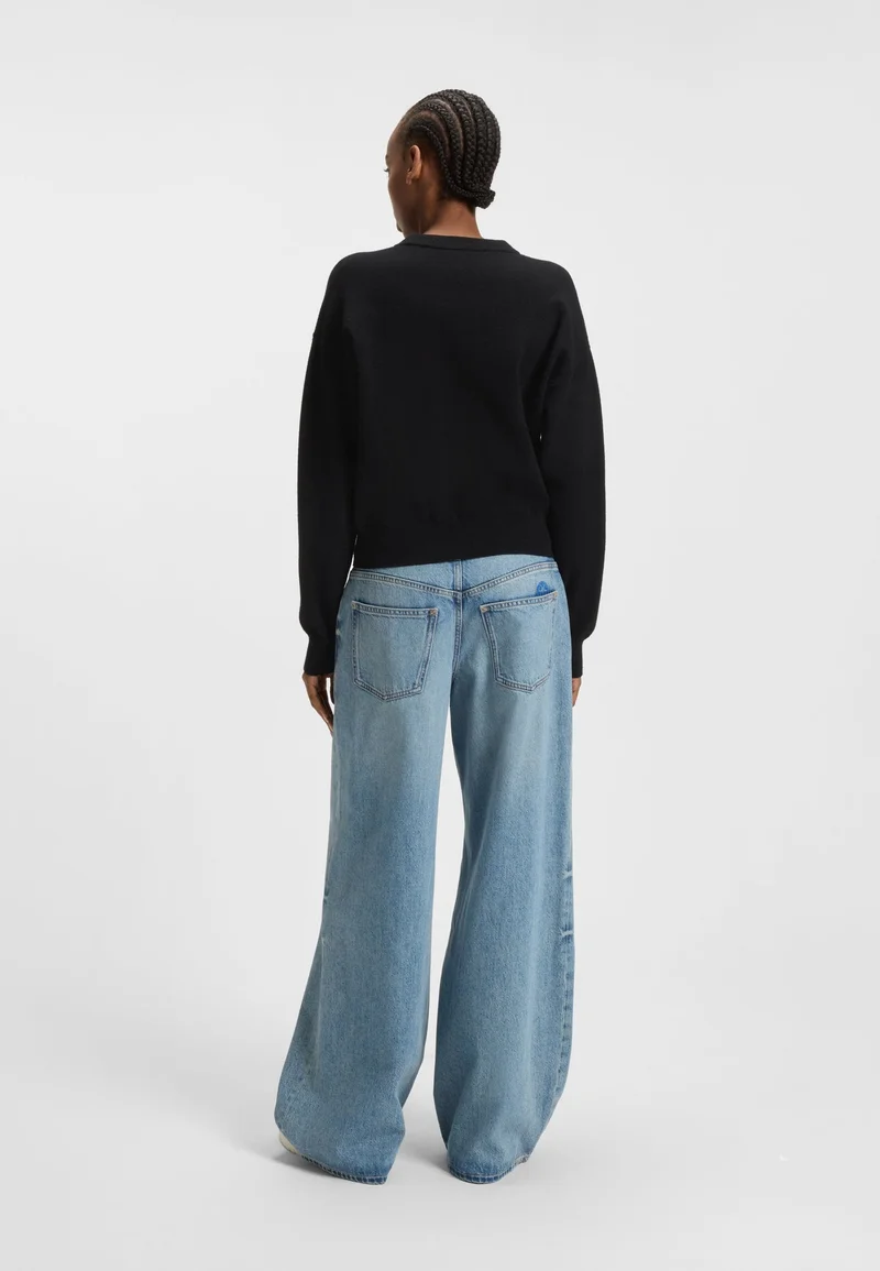 هوجو كنزة محبوكة بقصة مريحة وشعار بخيوط معدنية