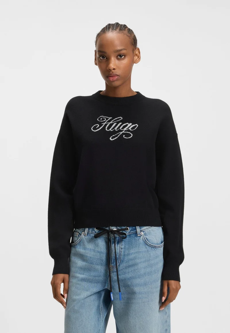 هوجو كنزة محبوكة بقصة مريحة وشعار بخيوط معدنية