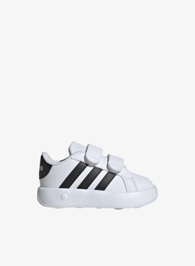 adidas حذاء رياضي أبيض للأطفال جراند كورت .