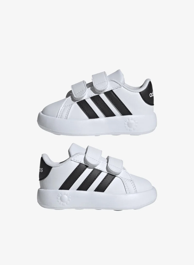adidas حذاء رياضي أبيض للأطفال جراند كورت .