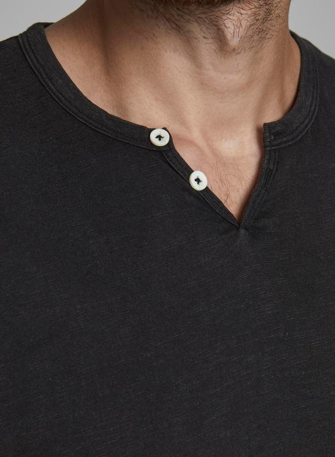 برودكت تي شيرت بأكمام قصيرة ورقبة مقسومة - Image 2