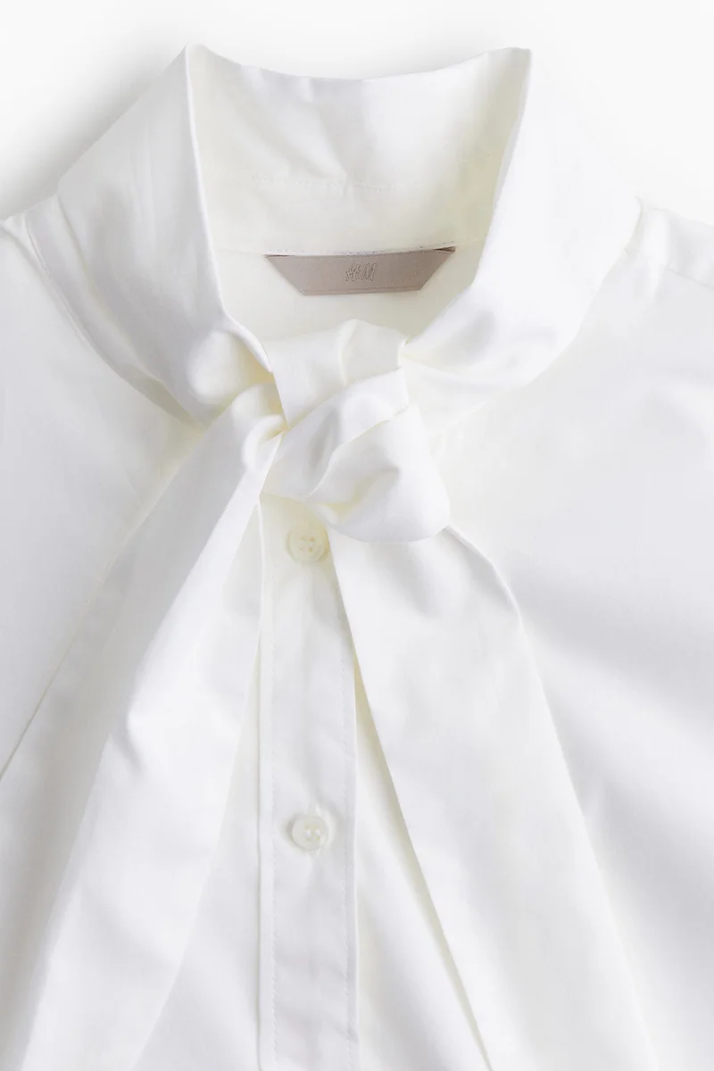 اتش اند ام بلوزة برباط على الرقبة