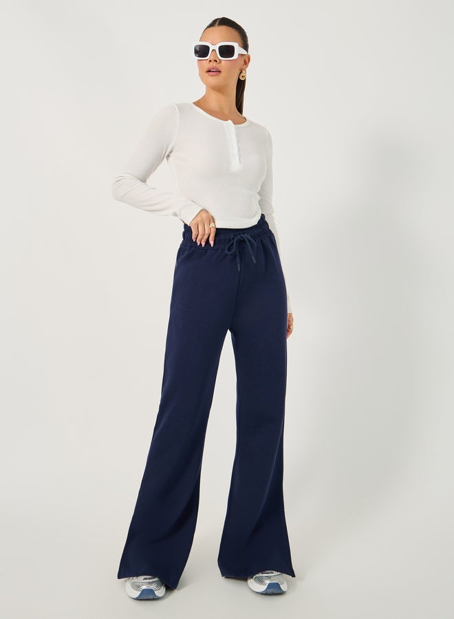 ستايلي بنطلون رياضي واسع بخصر برباط وفتحة جانبية - Image 1