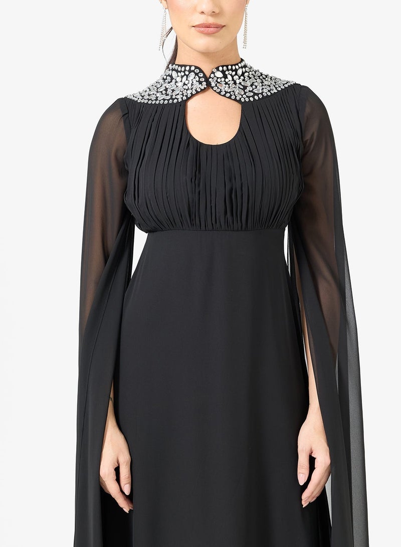 اميليا روز فستان ماكسي بياقة مستديرة وأكمام كاب مزينة بتفاصيل - Image 3