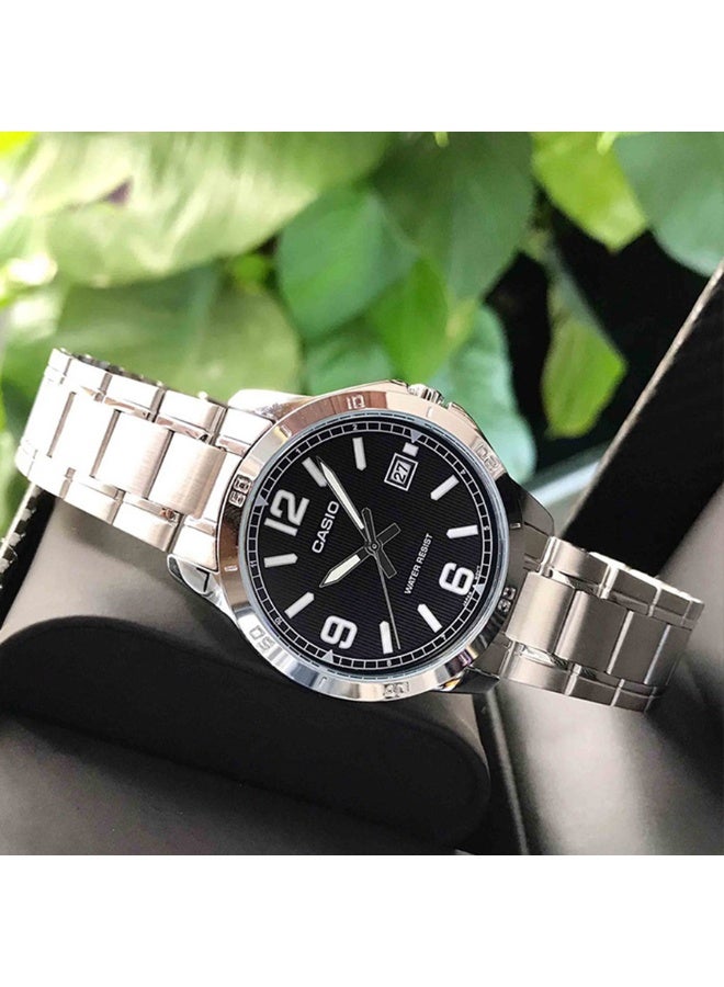 كاسيو ساعة كاسيو رجالية ستانلس ستيل MTP-V004D-1B2UDF – ميناء أسود مع تفاصيل زرقاء وعرض للتاريخ - Image 2