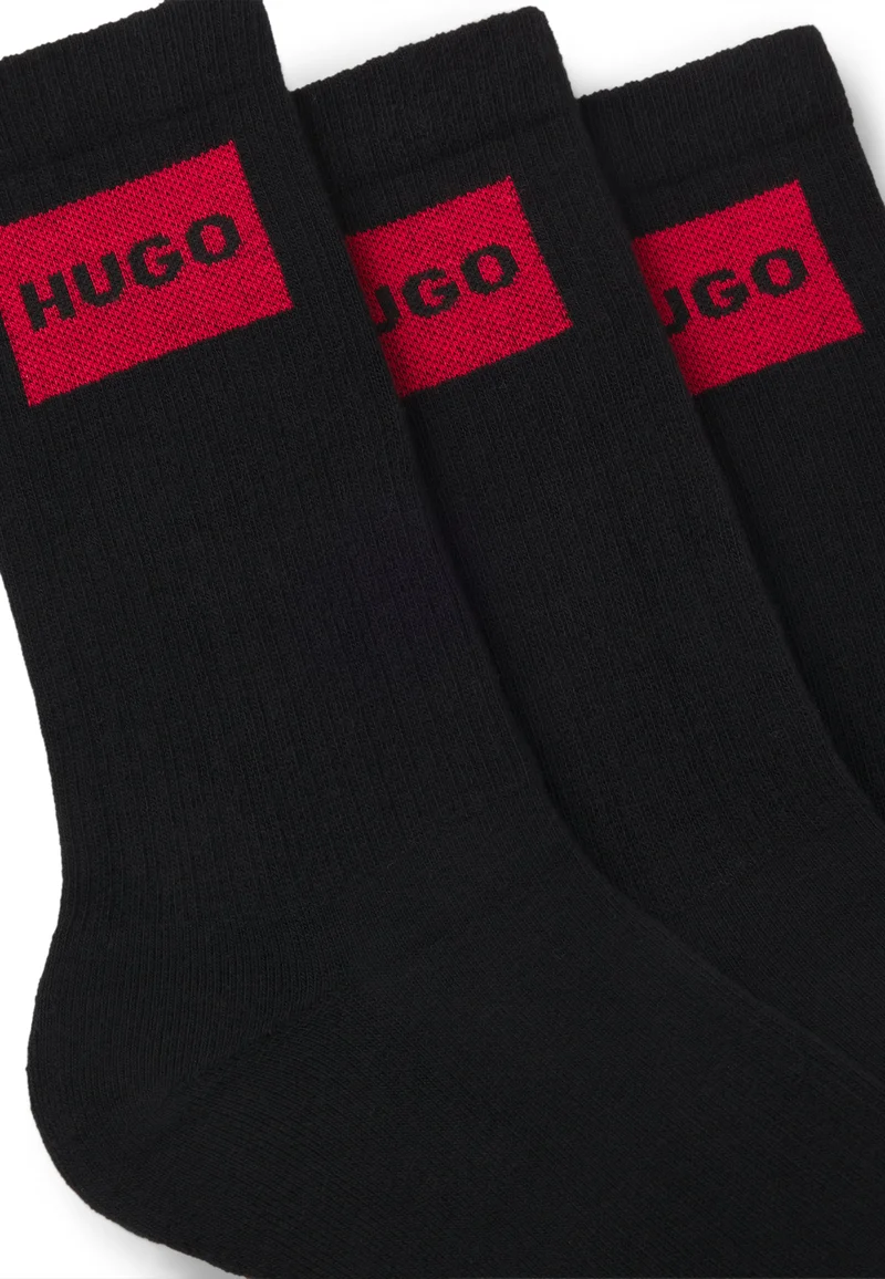 هوجو ثلاث جوارب قصيرة بشعارات حمراء