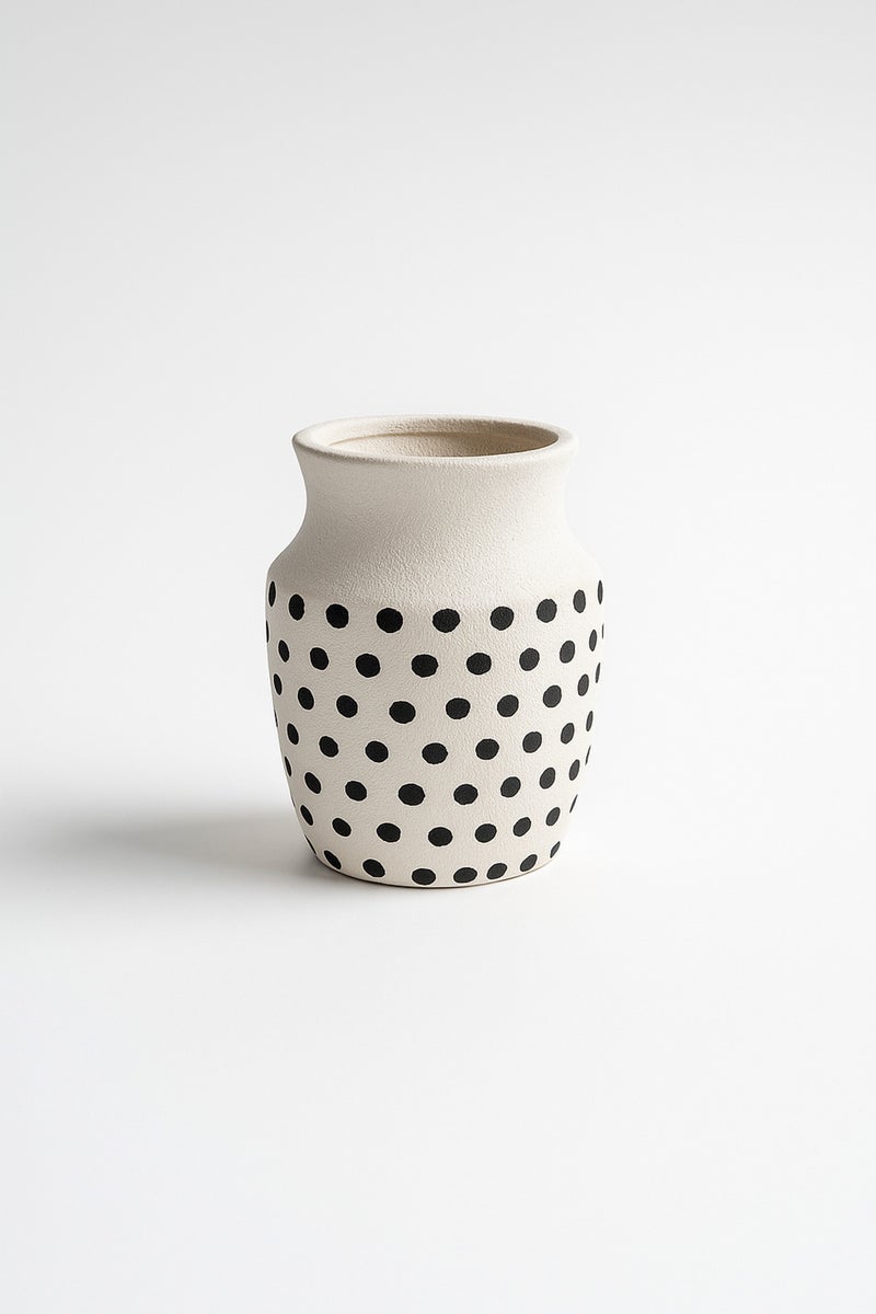 ماريا هومز مزهرية خزفية بيضاء طبيعية مع نقاط سوداء – مزهرية صغيرة منحنية بفم زخرفية - Image 5