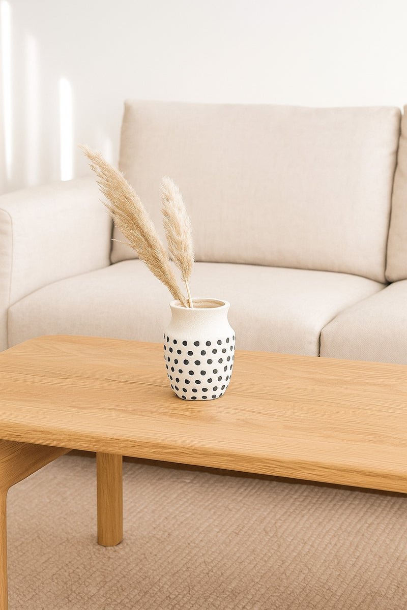 ماريا هومز مزهرية خزفية بيضاء طبيعية مع نقاط سوداء – مزهرية صغيرة منحنية بفم زخرفية - Image 2