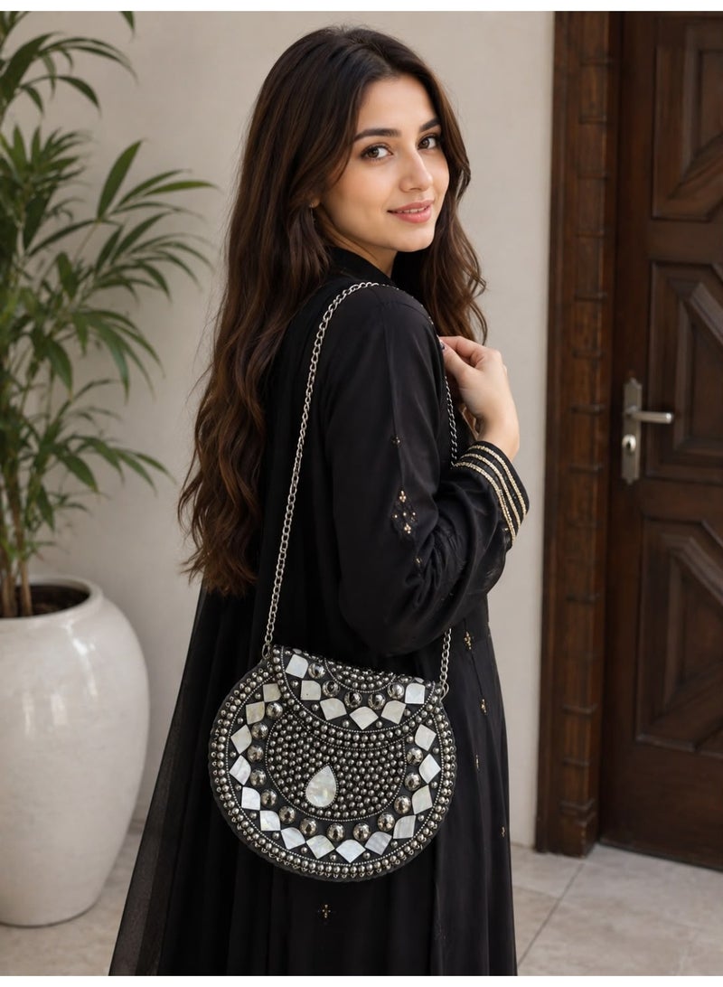 حقيبة كلاتش مزينة بالخرز وعرق اللؤلؤ مع حزام سلسلة - Image 2