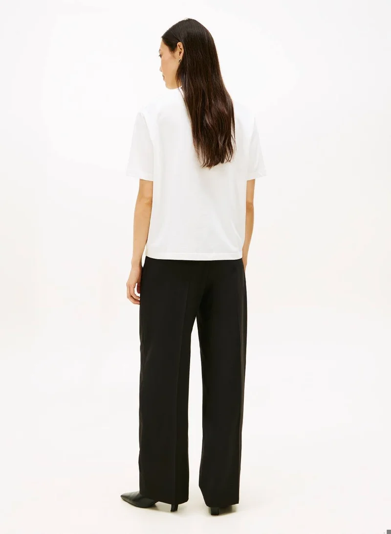 تومي هيلفيغر تيشيرت بقصّة مريحة بشعار تي آيتش مطرز