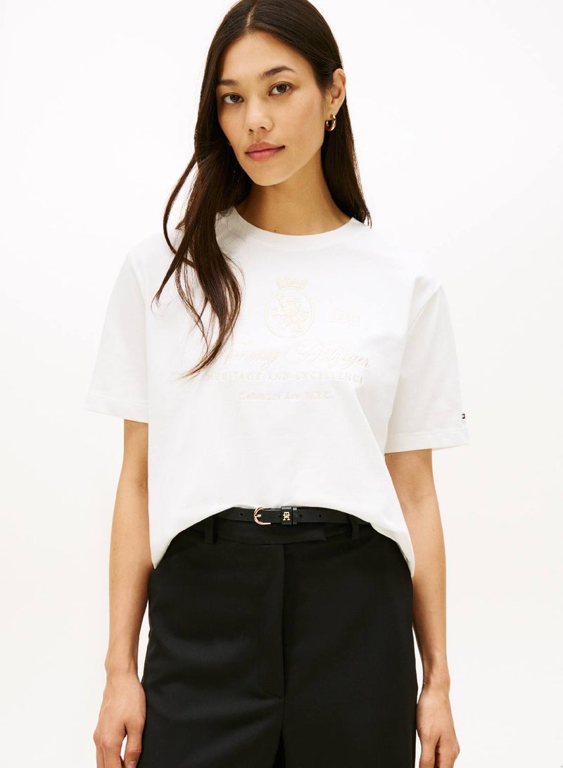 تومي هيلفيغر تيشيرت بقصّة مريحة بشعار تي آيتش مطرز - Image 1