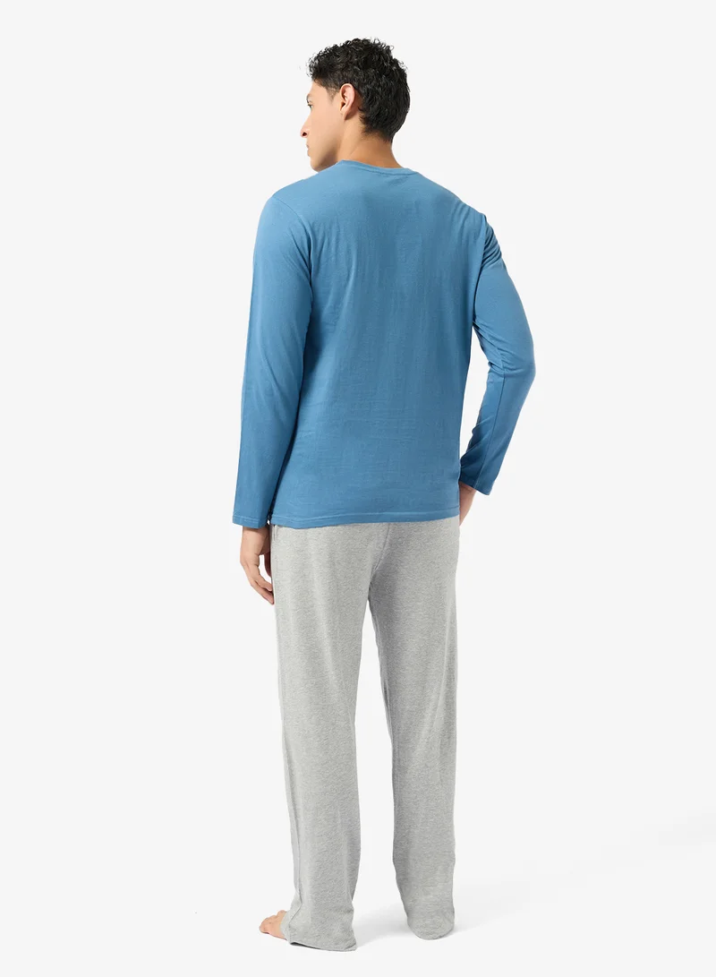 روبرت وود طقم تي شيرت وبنطلون بقصة عادية