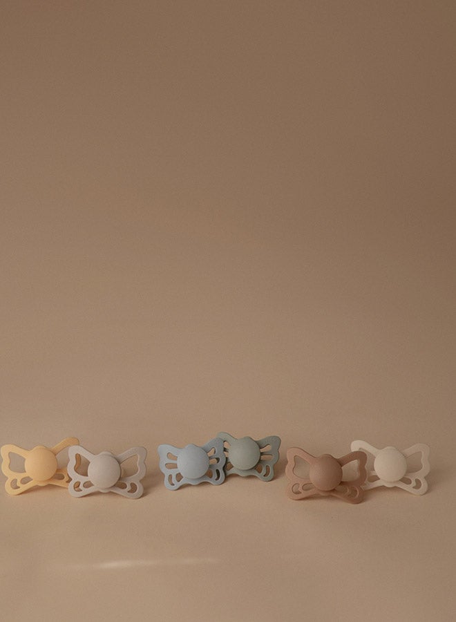 FRIGG لهاية FRIGG بتصميم فراشة من السيليكون الأناتومي للأطفال 6-18 شهر 2-Pack رمادي رائع/ذهبي عسل - الحجم 2 - Image 4