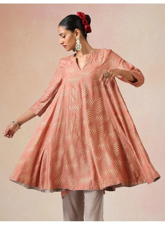 ترو برونز طقم كورتا من حرير الموسلين بطبعة ذهبية خوخية من