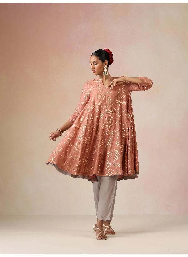 ترو برونز طقم كورتا من حرير الموسلين بطبعة ذهبية خوخية من