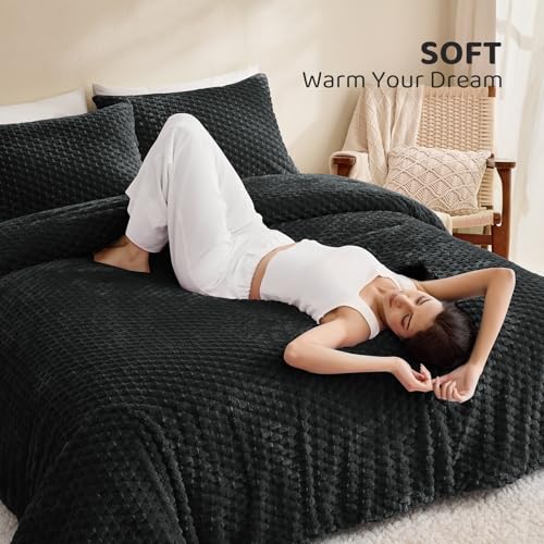 Petrichor Fluffy Queen Comforter Set - Ultra-Soft Black Flannel Thick Comforter for Queen Bed, Luxury Warm Bedding Set for Winter & Fall, Cozy Fuzzy Bed Set 3 Pieces (1 Comforter & 2 Pillowcases) - Image 2