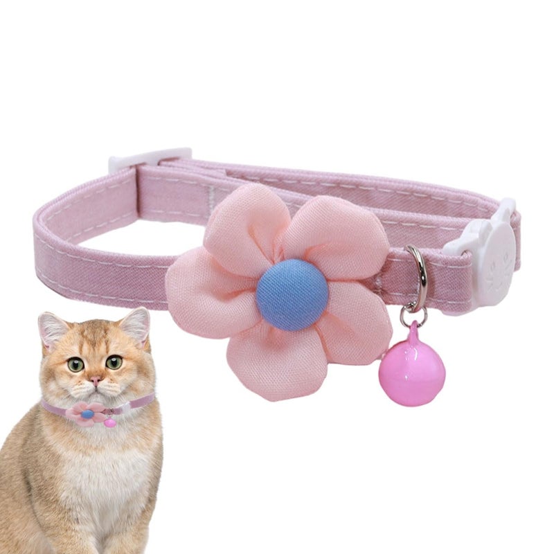 Qpets® طوق قطة زهرة وردية لطيفة مع جرس، طوق حيوانات أليفة ناعم ومريح قابل للتعديل مع مشبك أمان للقطط والهريرات، إكسسوار أنيق بتصميم جذاب للاستخدام اليومي - Image 1