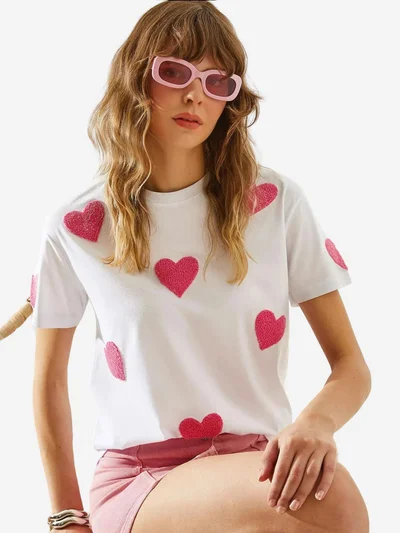 Bianco Lucci LUCCI Heart Pattern Embroidered Crew Neck T-Shirt