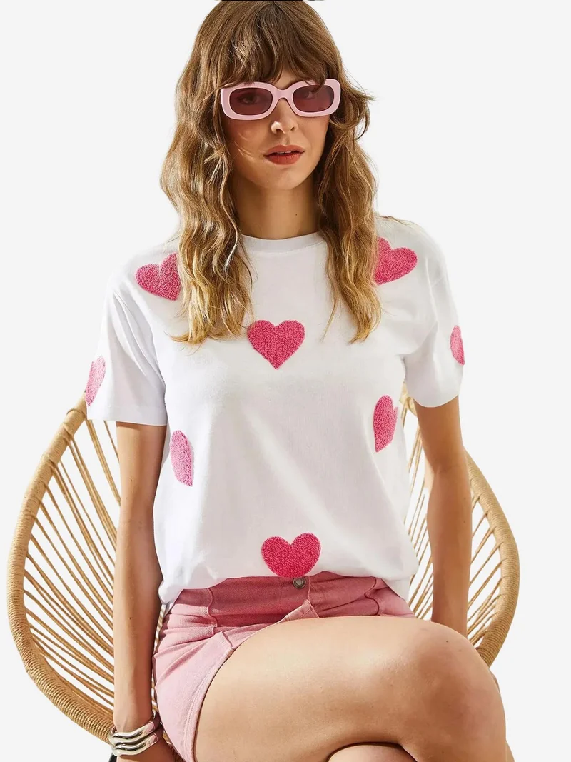 Bianco Lucci LUCCI Heart Pattern Embroidered Crew Neck T-Shirt
