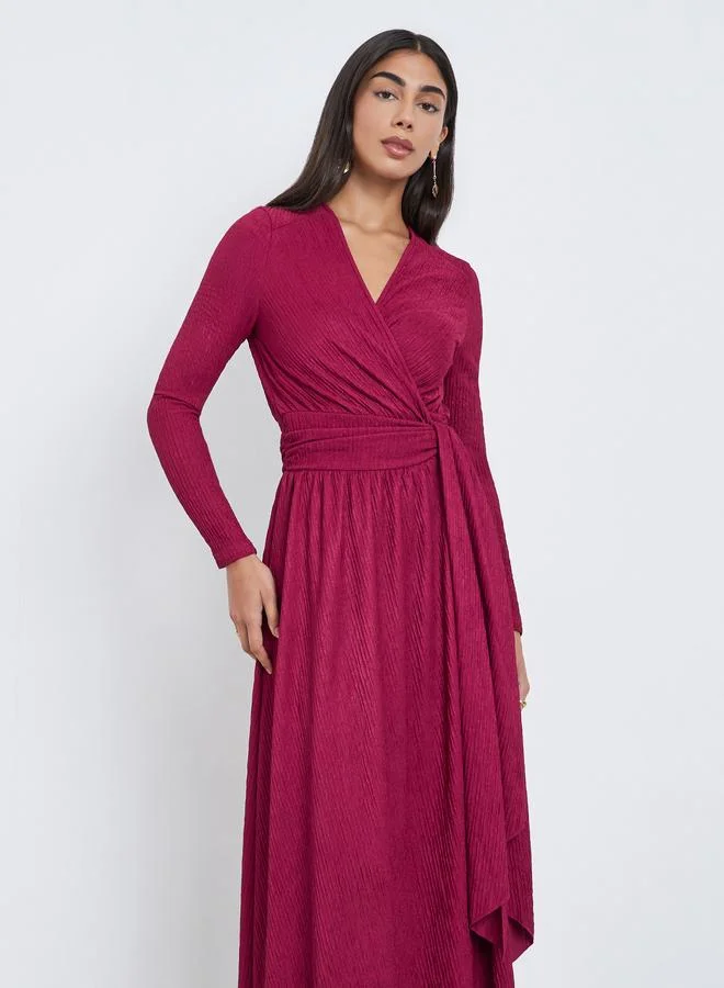 ستايلي فستان طويل بنمط لف وتفاصيل بارزة الملمس