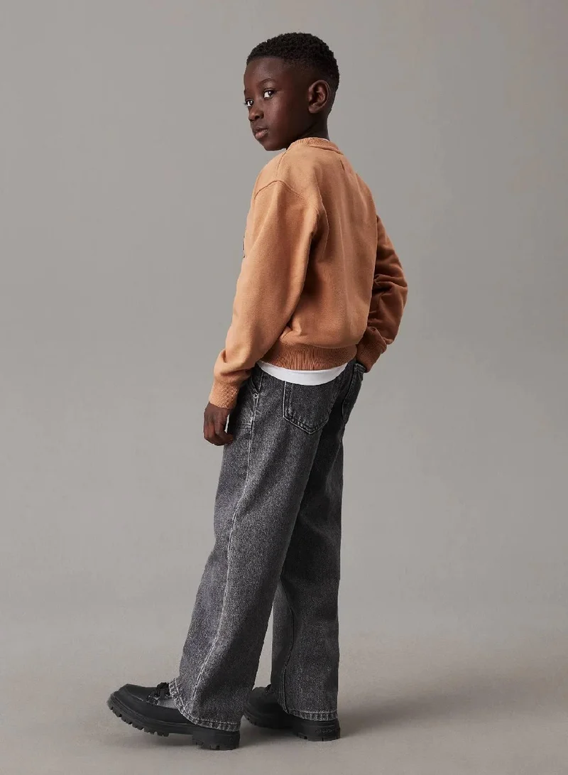 كالفن كلاين جينز سويت شيرت واسع مزين بشعار كلفن كلاين