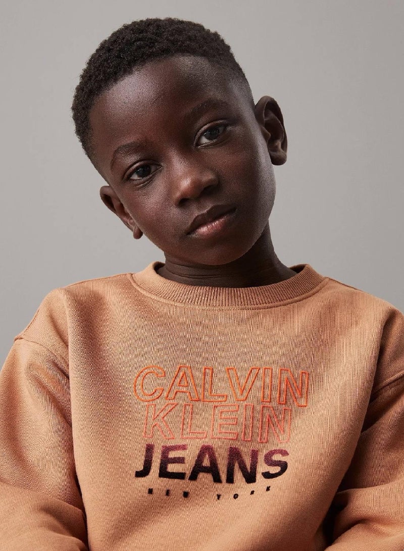 كالفن كلاين جينز سويت شيرت واسع مزين بشعار كلفن كلاين - Image 3