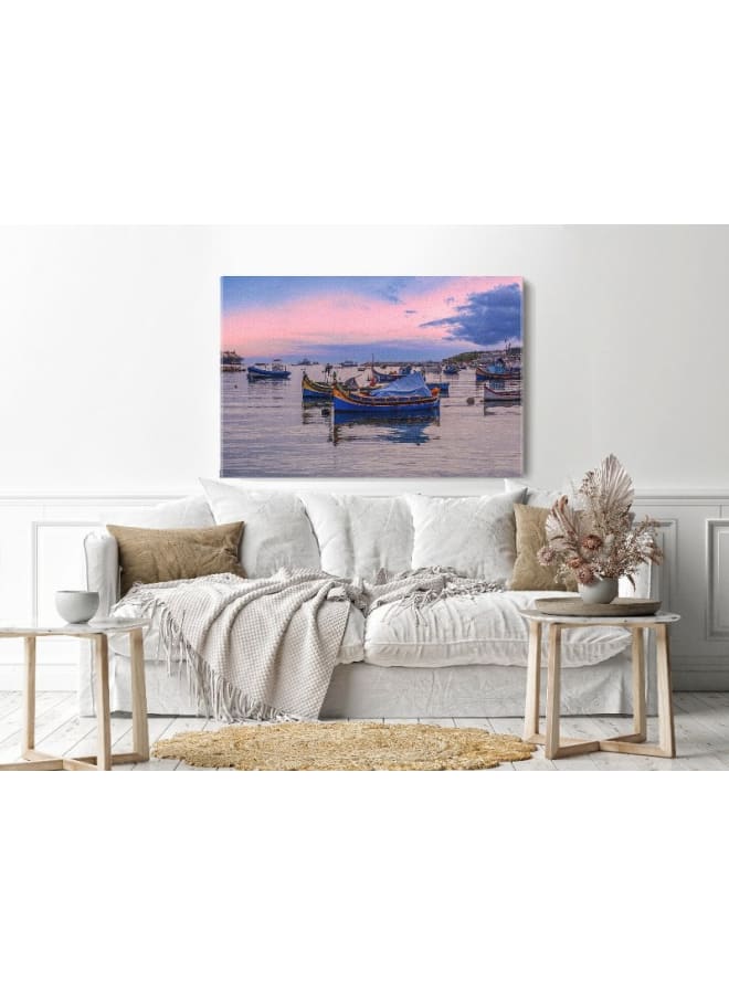 هوم جاليري لوحة فنية جدارية من القماش، صورة تجريدية مؤطرة لقوارب مالطية تقليدية، 120×80 سم - Image 1