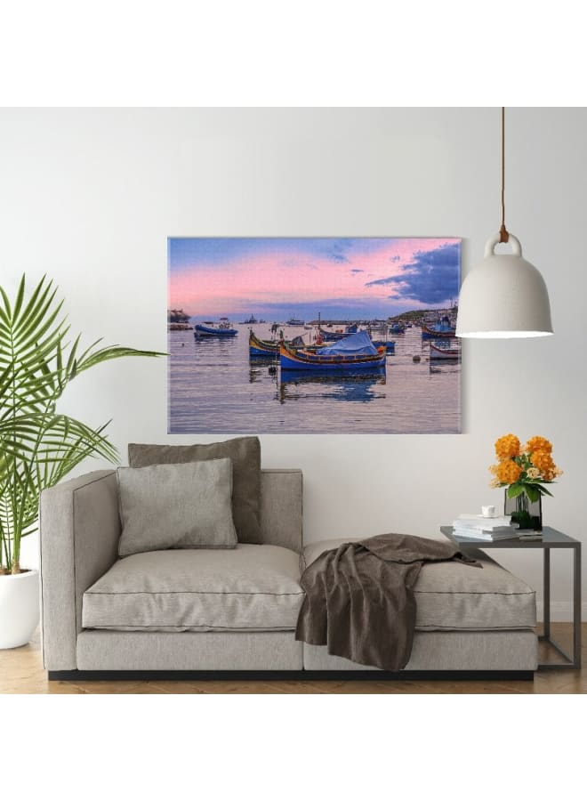 هوم جاليري لوحة فنية جدارية من القماش، صورة تجريدية مؤطرة لقوارب مالطية تقليدية، 120×80 سم - Image 3