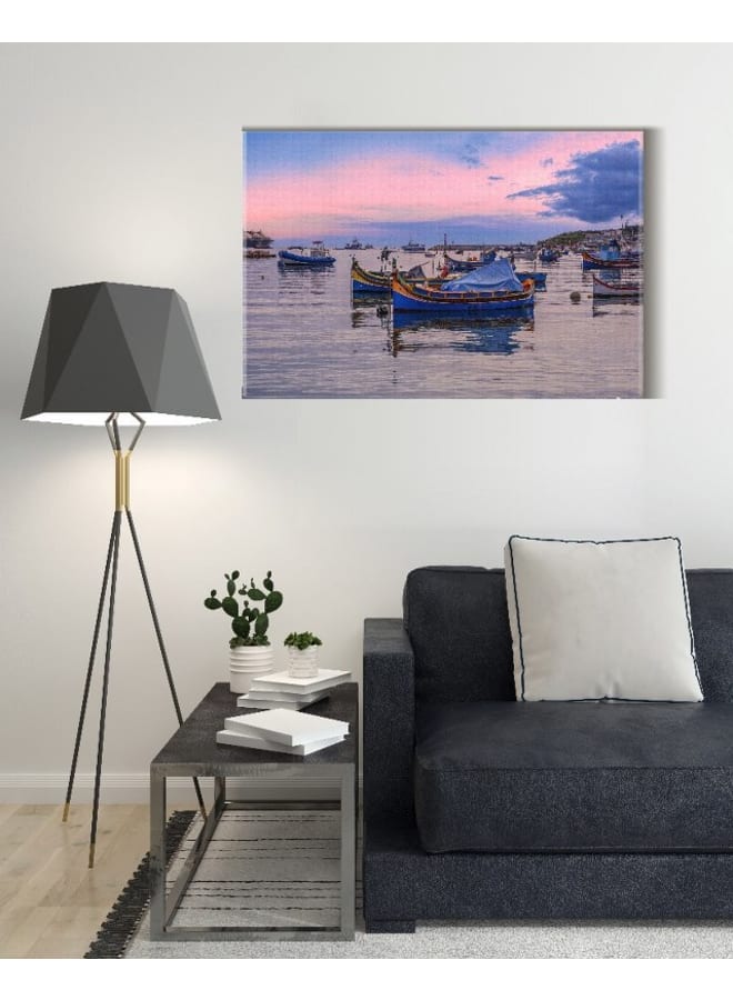 هوم جاليري لوحة فنية جدارية من القماش، صورة تجريدية مؤطرة لقوارب مالطية تقليدية، 120×80 سم - Image 2