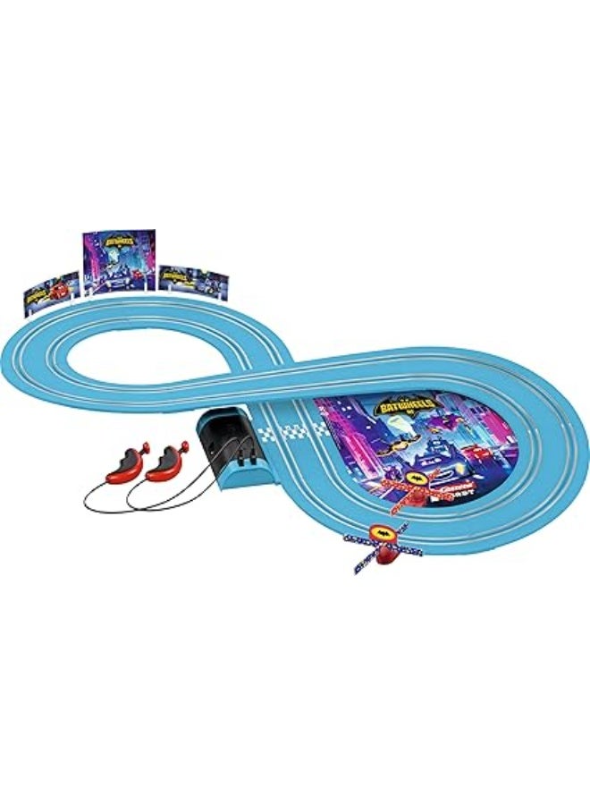 كاريرا فيرست دي سي باتويلز "تايم فور أكشن" – مجموعة مضمار سباق بطول 2.4 متر | سيارات مرخصة بمقياس 1:50 | لعبة سباق كهربائية ثنائية اللاعبين مع منعطفات وإكسسوارات | للأطفال من عمر 3 سنوات فما فوق وللكبار | موديل 20063048 - Image 4