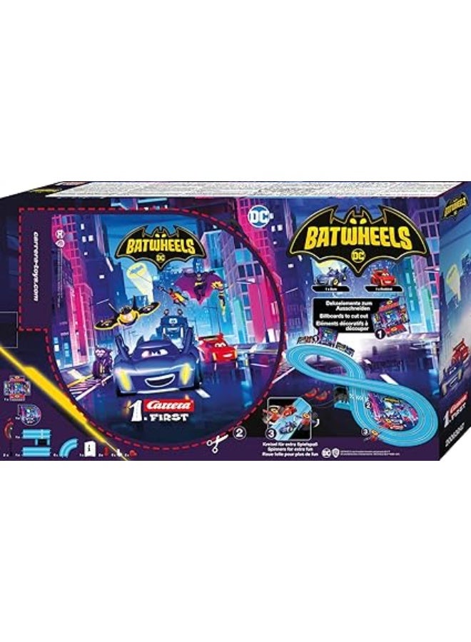 كاريرا فيرست دي سي باتويلز "تايم فور أكشن" – مجموعة مضمار سباق بطول 2.4 متر | سيارات مرخصة بمقياس 1:50 | لعبة سباق كهربائية ثنائية اللاعبين مع منعطفات وإكسسوارات | للأطفال من عمر 3 سنوات فما فوق وللكبار | موديل 20063048 - Image 3