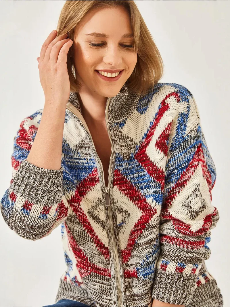 بيانكو لوتشي كارديجان  بياقة بسحاب ونقش هندسي