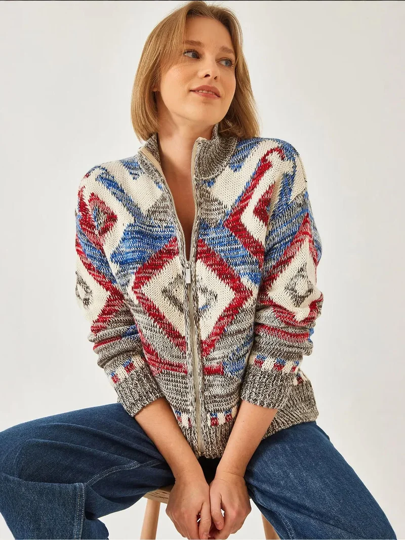 بيانكو لوتشي كارديجان  بياقة بسحاب ونقش هندسي