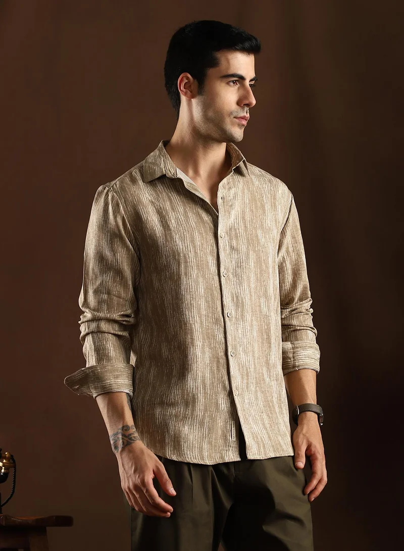 Campus Sutra Campus Sutra Men's Peanut Beige & Daisy White Distortion-Weave Shirt For Casual Wear | Mid-Rise | Regular Fit | Button Closure | Shirt Crafted With Comfort Fit For Everyday Wear