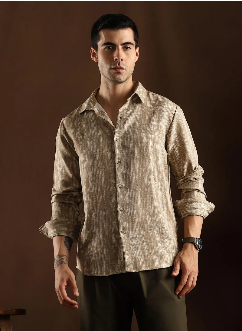 Campus Sutra Campus Sutra Men's Peanut Beige & Daisy White Distortion-Weave Shirt For Casual Wear | Mid-Rise | Regular Fit | Button Closure | Shirt Crafted With Comfort Fit For Everyday Wear