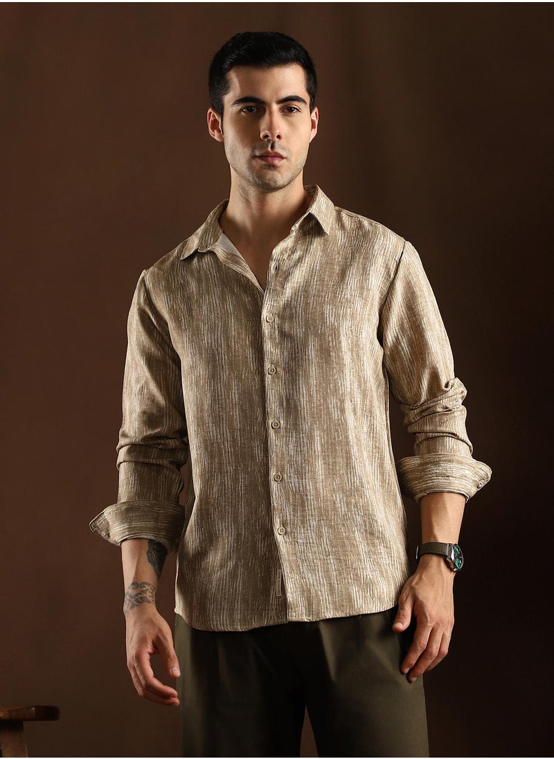 Campus Sutra Campus Sutra Men's Peanut Beige & Daisy White Distortion-Weave Shirt For Casual Wear | Mid-Rise | Regular Fit | Button Closure | Shirt Crafted With Comfort Fit For Everyday Wear  - Image 2