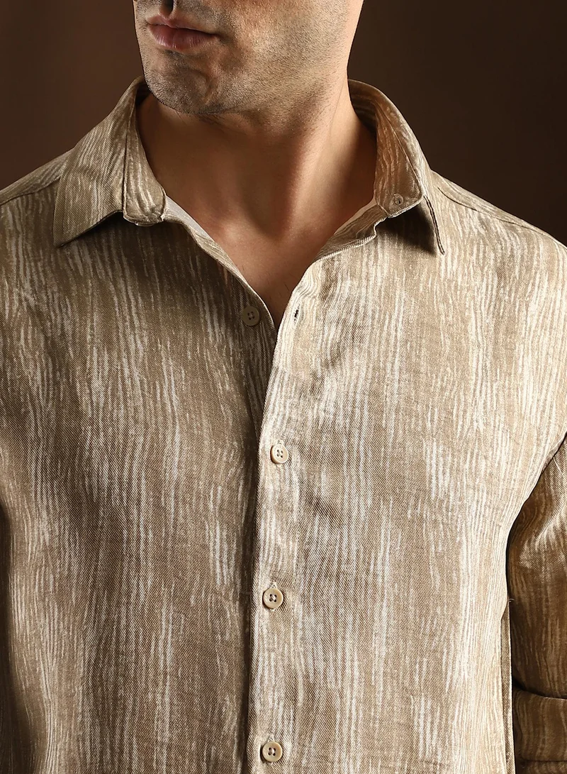 Campus Sutra Campus Sutra Men's Peanut Beige & Daisy White Distortion-Weave Shirt For Casual Wear | Mid-Rise | Regular Fit | Button Closure | Shirt Crafted With Comfort Fit For Everyday Wear