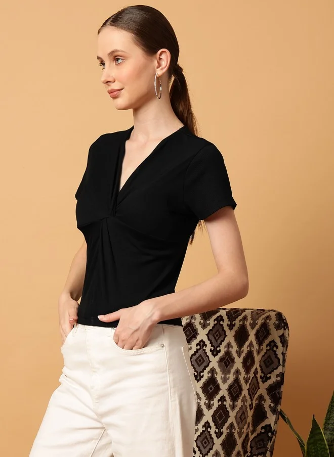 MINT STREET بلوزة نسائية سوداء بياقة على شكل حرف  وربطة