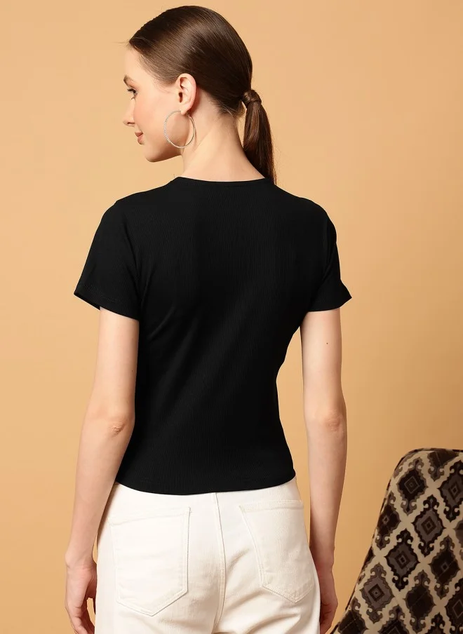 MINT STREET بلوزة نسائية سوداء بياقة على شكل حرف  وربطة