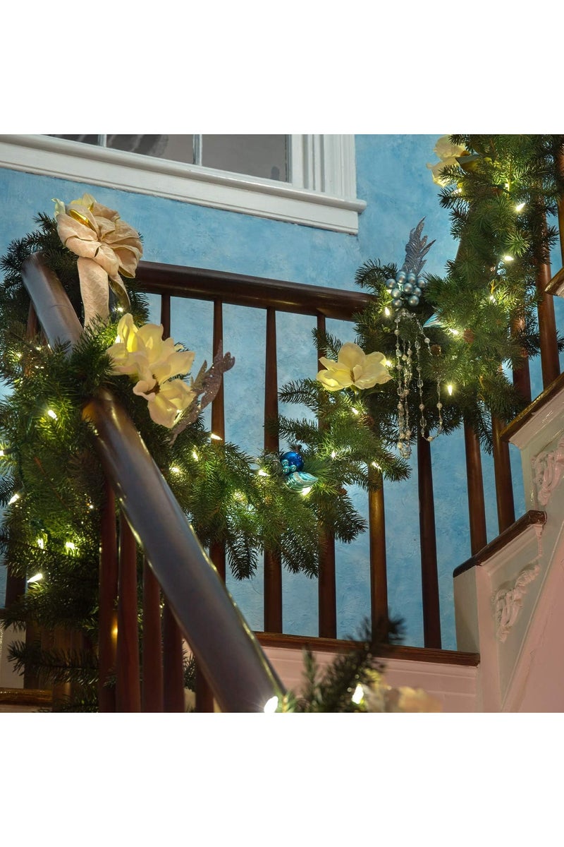 زينة إكليل عيد الميلاد - إكليل صنوبر صناعي عادي بطول 9 أقدام - للديكور المنزلي - ديكور السلالم والطاولات - إكليل من خشب التنوب بمظهر طبيعي - ديكور داخلي وخارجي - أخضر - Image 3