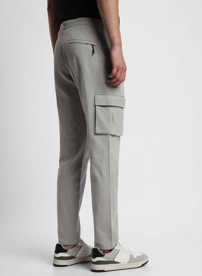 Dennis Lingo بنطلون رجالي كاجوال بقصّة Slim Fit باللون الرمادي الفاتح  - Image 5