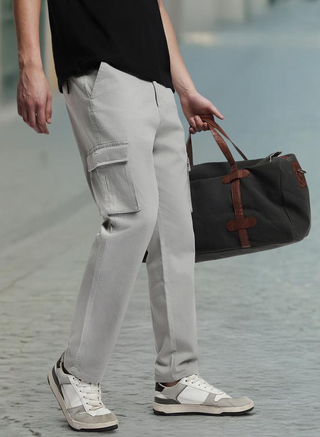 Dennis Lingo بنطلون رجالي كاجوال بقصّة Slim Fit باللون الرمادي الفاتح  - Image 1