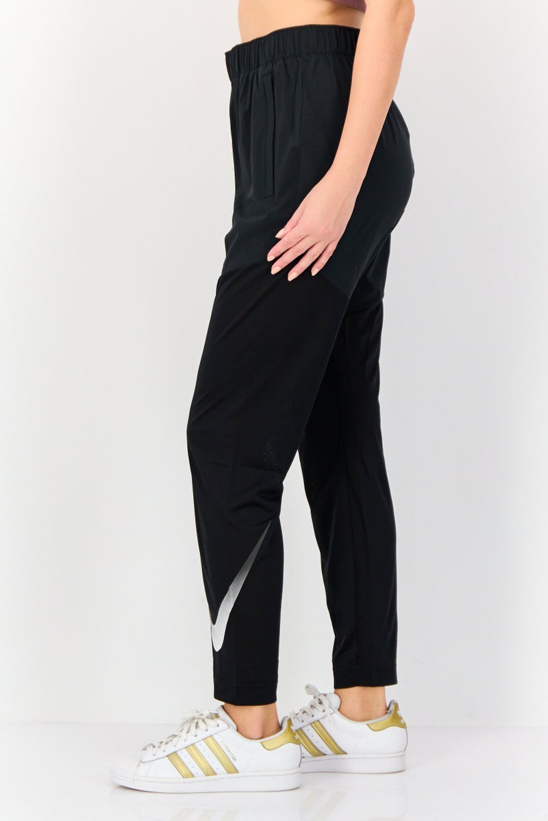 Nike سروال رياضي للنساء بتقنية دري-فيت مع شعار العلامة التجارية، أسود - Image 3