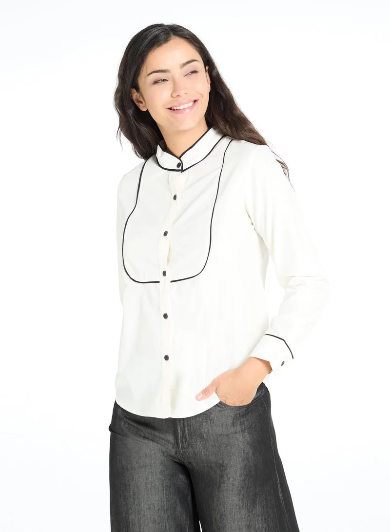 ذا ليبل لايف قميص بياقة بيضاء وحواف سوداء