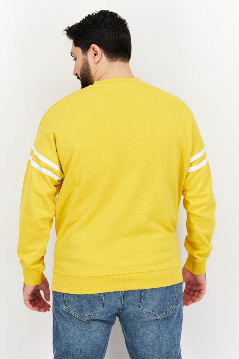 Aigle سويت شيرت رجالي بأكمام طويلة وياقة دائرية بشعار العلامة التجارية، أصفر - Image 4