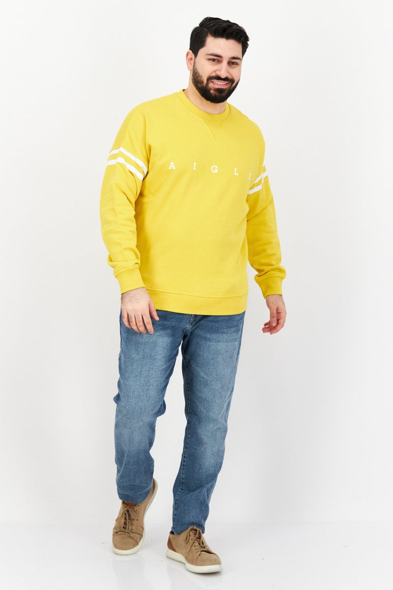 Aigle سويت شيرت رجالي بأكمام طويلة وياقة دائرية بشعار العلامة التجارية، أصفر - Image 2
