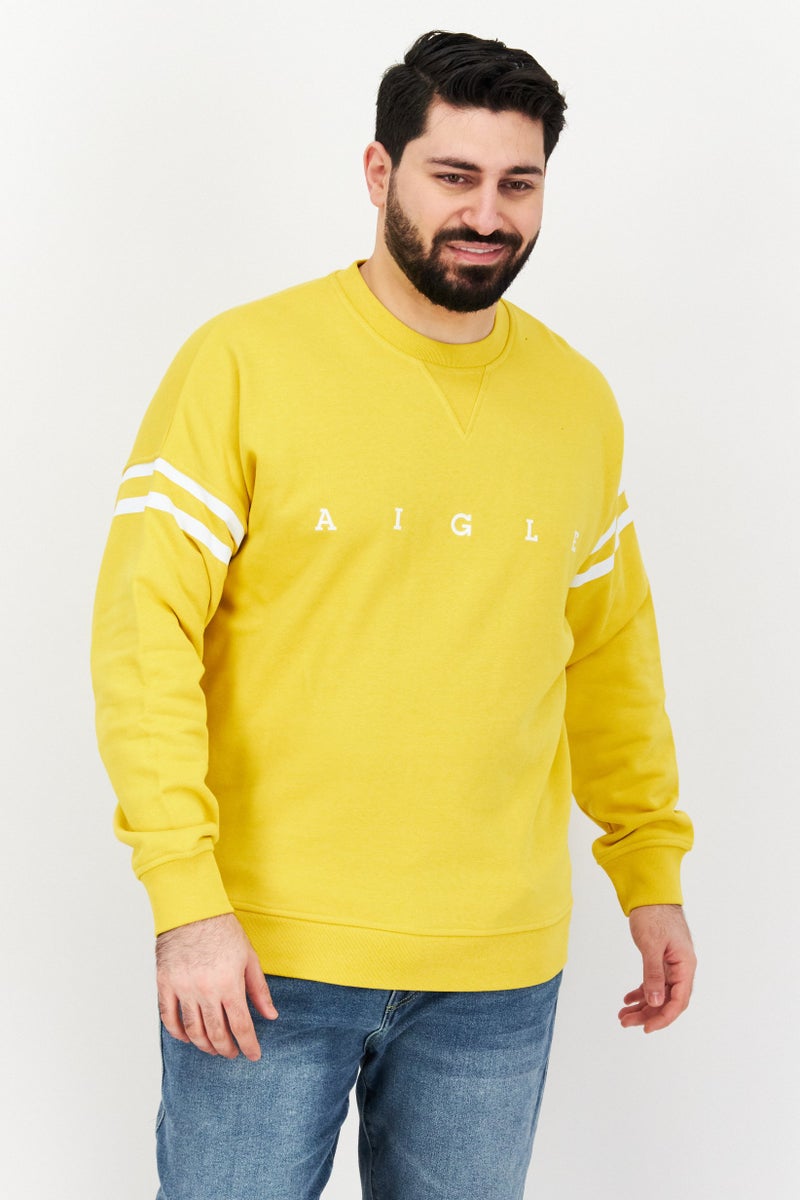Aigle سويت شيرت رجالي بأكمام طويلة وياقة دائرية بشعار العلامة التجارية، أصفر - Image 1