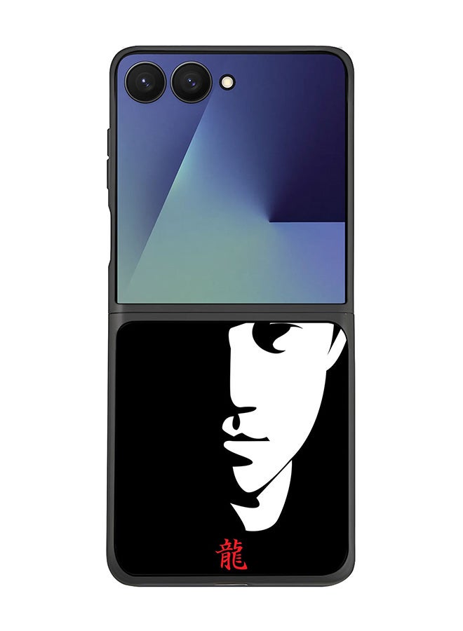 غطاء لهاتف سامسونج جالاكسي Z Flip7، حماية كاميرا نحيفة، غطاء هاتف مضاد للصدمات - تريبيوت - بروس لي (أسود)