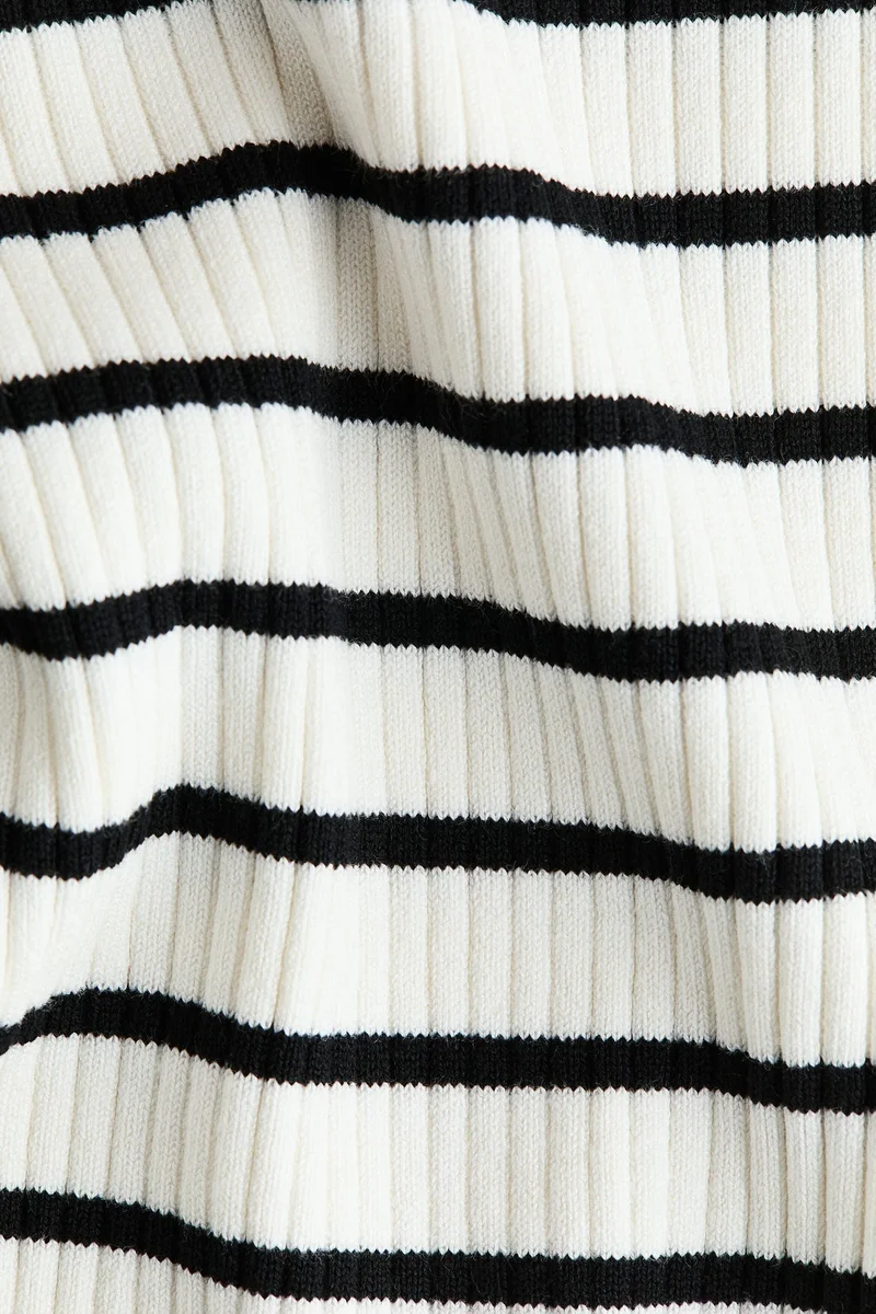 اتش اند ام بلوزة قصيرة من خامة مرنة